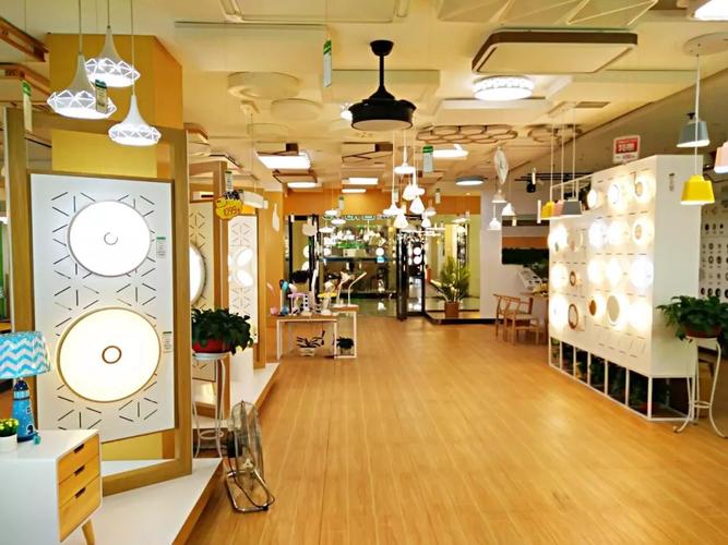 陕西工厂店是当地首个大型照明灯饰工厂展厅,涵盖不同类型照明产品线